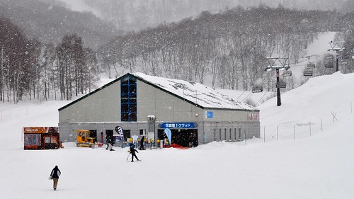 2010 abuta chairlift d5000 hanazono hokkaido japan kutchan nikon niseko ski winter landscape snow outdoor building grand hirafu