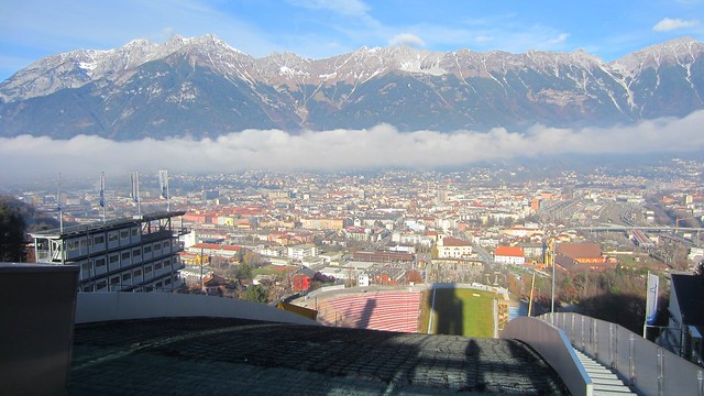 Schanzentisch der Bergiselschanze mit Blick auf Innsbruck