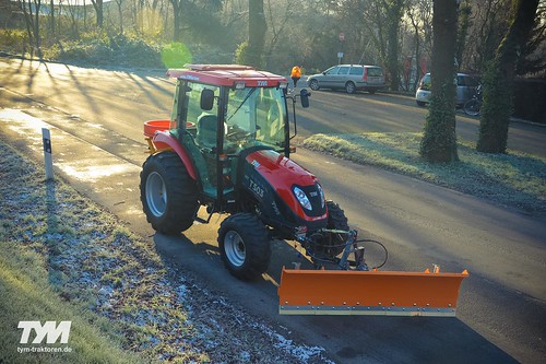 TYM Traktor T503 mit Schneeschild und Streuer