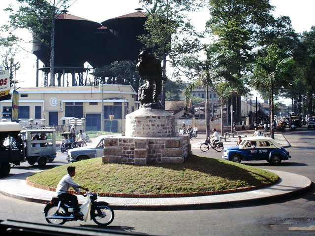 SAIGON 1967 - Tượng đài Chiến sĩ Vô danh tại giao lộ Hồng Bàng-Tổng Đốc Phương - Photo by Clyde C. Fletcher