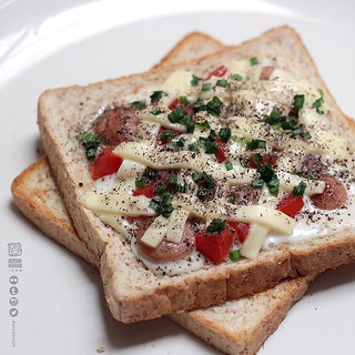 Versi lain. Bratwurst. White egg. Keju. 😊😚🍞🍳 #dntj #bo… | Flickr