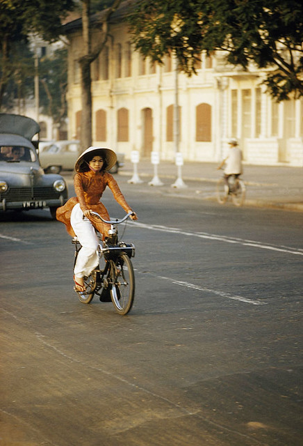 SAIGON 1961 - Cô gái chạy xe Vélo Solex. Photo by Wilbur E. Garrett