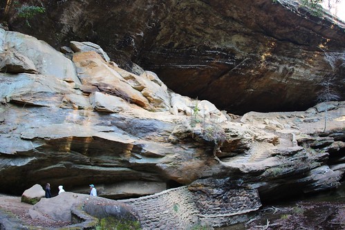 rock trail cave rockformation