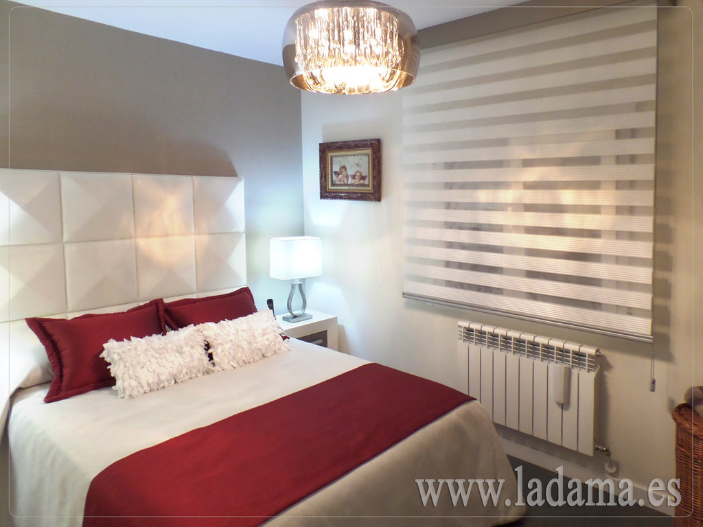 Dormitorio moderno. Cortina enrollable, colcha y cojines a… | Flickr