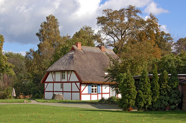 Reetgedecktes Fachwerkhaus auf der Halbinsel Zudar (Rügen)