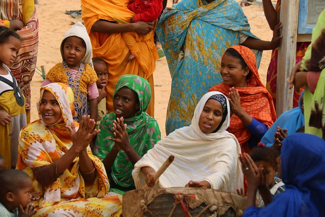 Les femmes et filles du village chantent la chançon "Nouadhibou"
