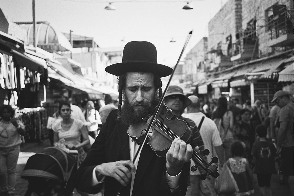 Еврей скрипка. Еврей со скрипкой. Еврейский скрипач. Еврей скрипач. Еврейская скрипка.