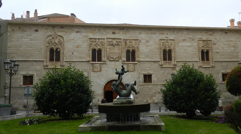 fuente escultura Madre y el Niño exterior edificio del Palacio de los Momos plaza de Zorrilla Zamora 24