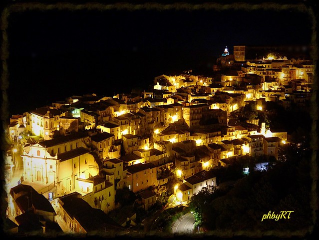 The incomparable beauty of Ragusa Ibla at night. L'incomparabile  bellezza di Ragusa Ibla di notte.