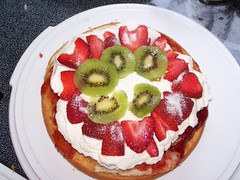 Sat, 06/17/2006 - 2:16pm - Layer one with the preserves + whipped cream + fruit.