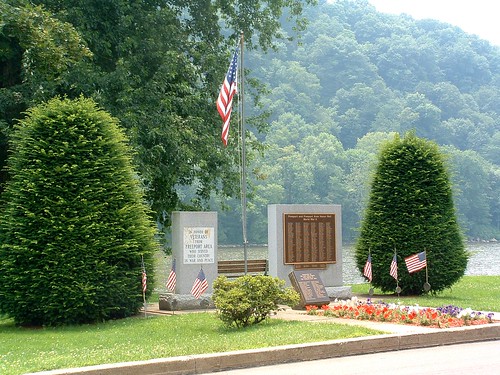 monument unitedstates pennsylvania flags freeport warmemorial