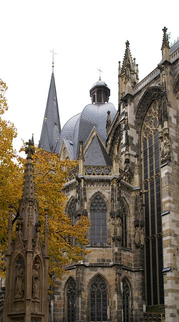 Aachen, Kaiserdom, karolingisches Oktogon, Anna-Kapelle und Vinzenzbrunnen - Cathedral, Carolingian Octogon, St. Anne Chapel and St. Vincenz fountain