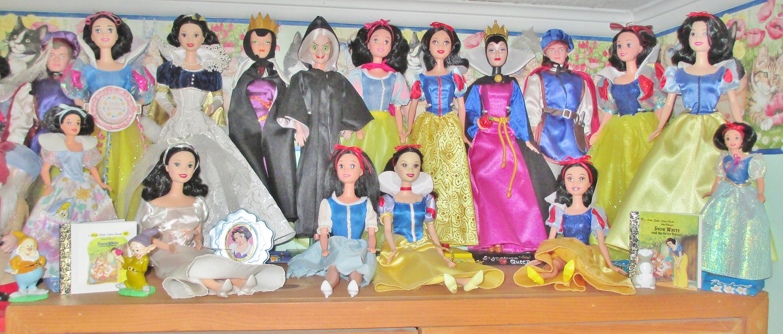 My Snow White Display 2014 (part 2), Compared to present ti…