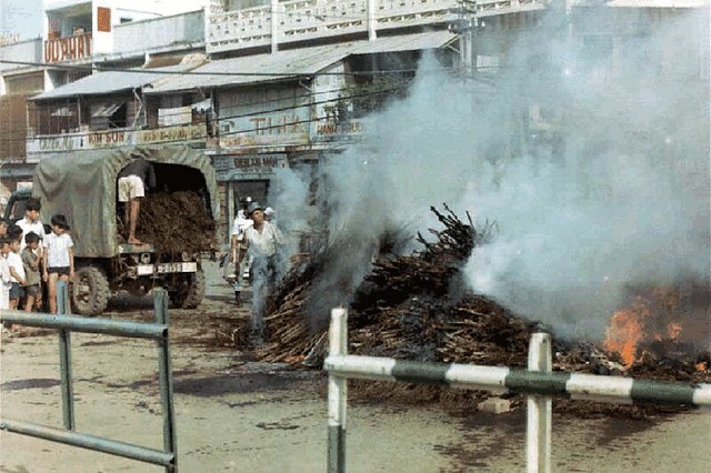 g0948 - Cảnh sát đốt một lượng cần sa lớn tịch thu được trong chiến dịch truy quét tại TP Cần Thơ tháng 7/1971