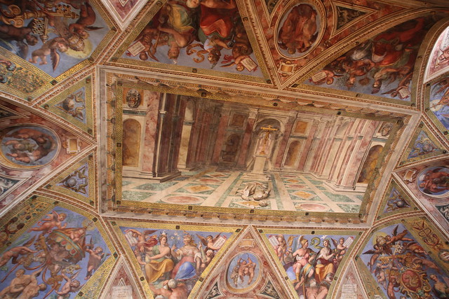 Roma Rome Vatican Italia Italie Italy Italien: La chambre de Raphaël avec sa fresque tout en perspective peinte au plafond, Raphaël's chamber with its fresco everything in perspective painted in the ceiling.