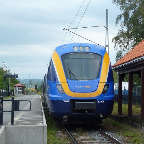 blue yellow train sweden sverige ostersund