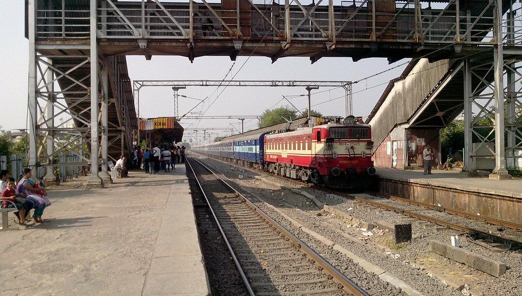BRC WAG-5P #23405 Hauled 11102 Gwalior - Pune  Express at Upper Kopar...!!!