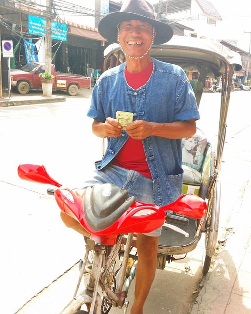 นั่งรถสามล้อที่น่าน รถปั่นเร็วมากพอควร หัวรถเหมือนมอเตอร์ไซด์ ถามได้ความว่าเป็นรถสามล้อไฟฟ้า ร่วมสมัยเก่าใหม่  contemporary trishaw with electric motor in Nan province.. one slow life city in Thailand