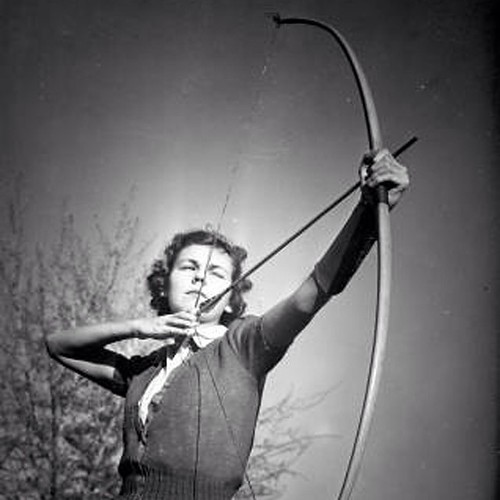 It’s #ThrowbackThursday! Pictured is a female WSC archer in 1941. #WSU #GoCougs #TBT