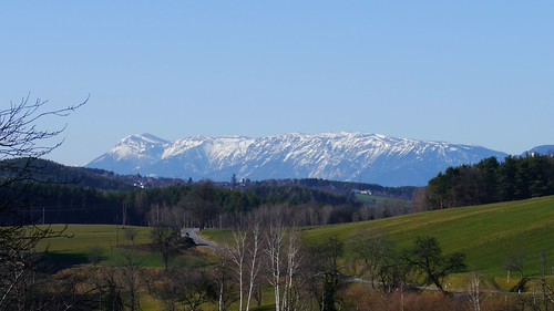 Die Rax / The Rax by rudi_valtiner, Die Gebirgsgruppe der Rax, gesehen von Kulm in der Buckligen Welt. Von Winter kaum eine Spur ...
The