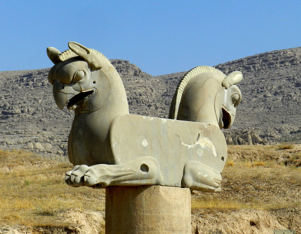 escultura dos cabezas de grifos Via de las Procesiones Persépolis Irán 03