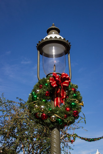 Christmas on Main Street | A lamppost on Main Street decked … | Flickr
