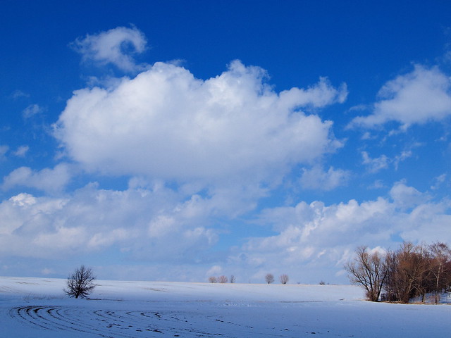 blauer himmel und wolken bei schnee