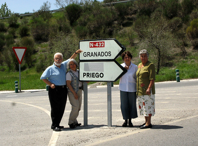 Nuevamente muestro esta imagen tomada hace 6 años en Andalucía (Al Andaluz)La señal muestra la bifurcación para llegar al pueblo de Priego en la provincia de Córdoba