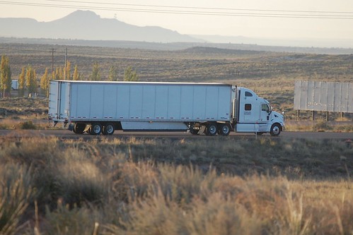 arizona truck transport semi trucking peterbilt 18wheeler tractortrailer bigrig interstate40 sideskirts peterbilttruck