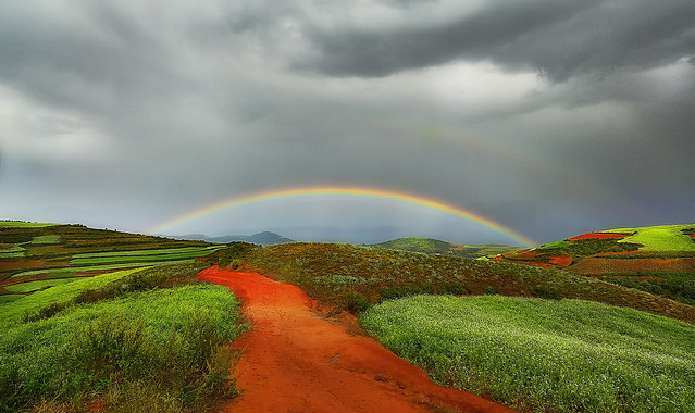 After the rain, the rainbow of Dongchuan