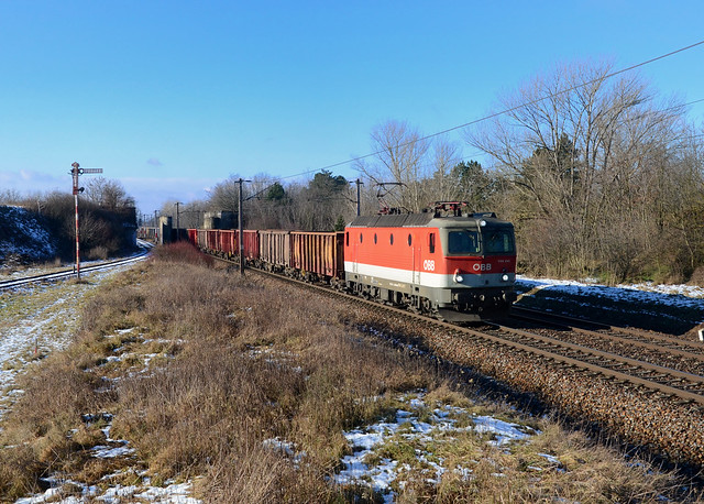 1144 241 mit Güterzug bei Strasshof