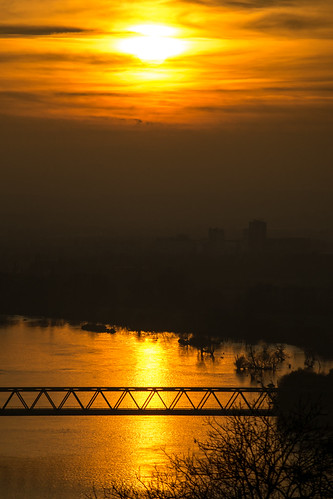 Sun down over the Donau by Andyholle,
