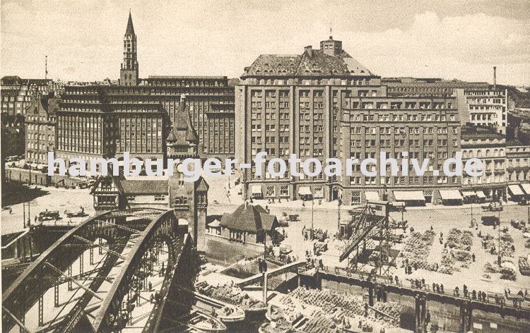 33_47954 Blick über den Zollkanal ca. 1930 zum Messberg; Schlepper mit Kahn unter der Wandrahmbrücke, ein Lastwagen mit Anhänger fährt über die Brücke in den Hamburger Freihafen. Rechts der Messberghof und lks. das Chilehaus.; dahinter die Turmspitze der
