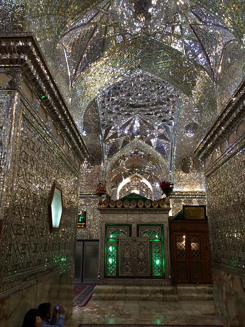 tumba de Mir Seyed Ahmad interior mausoleo Shahcheragh Santuario de Shah Cheragh Shiraz Irán 12
