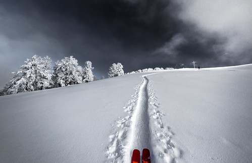 blue schnee winter red sky white snow black ski alps cold rot clouds landscape switzerland cross suisse swiss himmel wolken windy stormy frosty kreuz backcountry alpen blau svizzera crows landschaft weiss wallis huber snowscape valais frederic 1635 ernen 2470 goms unnin canoneos5dmarkiii