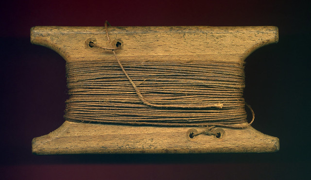 Haspel aus Holz mit gewachstem Faden