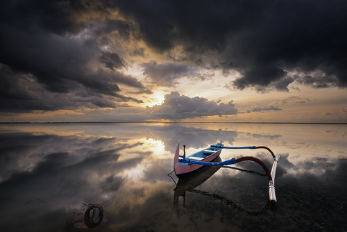 wallpaper sky cloud seascape reflection beach sunrise indonesia landscape mirror boat nikon asia cloudy hard floating filter lee nd parked 06 perahu pantai graduated sanur karang waterscape steady 1635mm gnd balii jukung d810 littlestopper