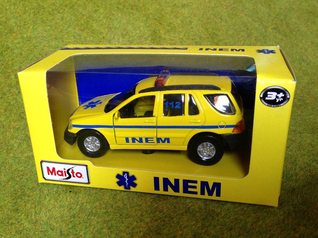 Maisto - Mercedes Benz ML INEM Ambulance / Ambulancia I N E M, Portugal - Miniature Die Cast Scale Model Emergency Services Vehicle