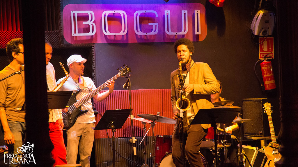Imágenes del concierto de Sinouj en la sala Bogui Jazz, Madrid. 13/12/2014  El artículo completo aquí, <a href="http://wp.me/p2Ifpt-OV" rel="nofollow">wp.me/p2Ifpt-OV</a>