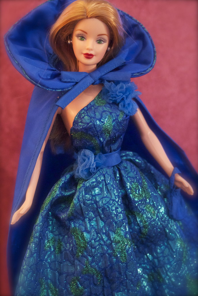 Holiday Surprise Barbie is wearing an Oscar de la Renta gown. barbie, oscar...