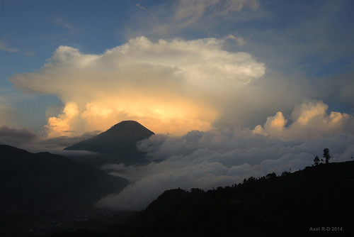 sunset mountain indonesia volcano java nuages montagnes volcan diengplateau jawatengahcentraljava gunungsindoro