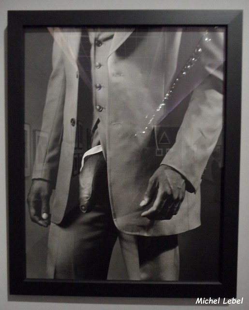 Man in polyester suit - Homme en costume polyester(épreuve gélatino-argentique de Robert Mapplethorpe)