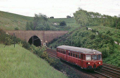 157.08, Eilendorf, 13 mei 1983 by Bart van 't Grunewold, Treinstel 515 616 van de DB (een 'Steckdosen IC') is bij de Eilendorfer Tunnel onderweg richting Aac