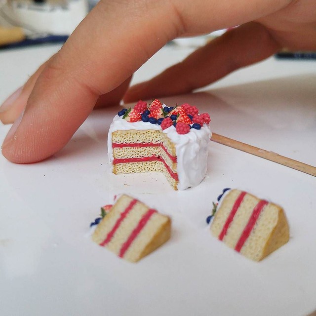 Sneak peek on miniature berries cake. Part of a bigger order and planned video for next week. 🍰 //it's 32°C in my atelier right now. Dying. Good thing I can wear as little as I want since I'm home. Also I sort of want pizza which is absurd with that