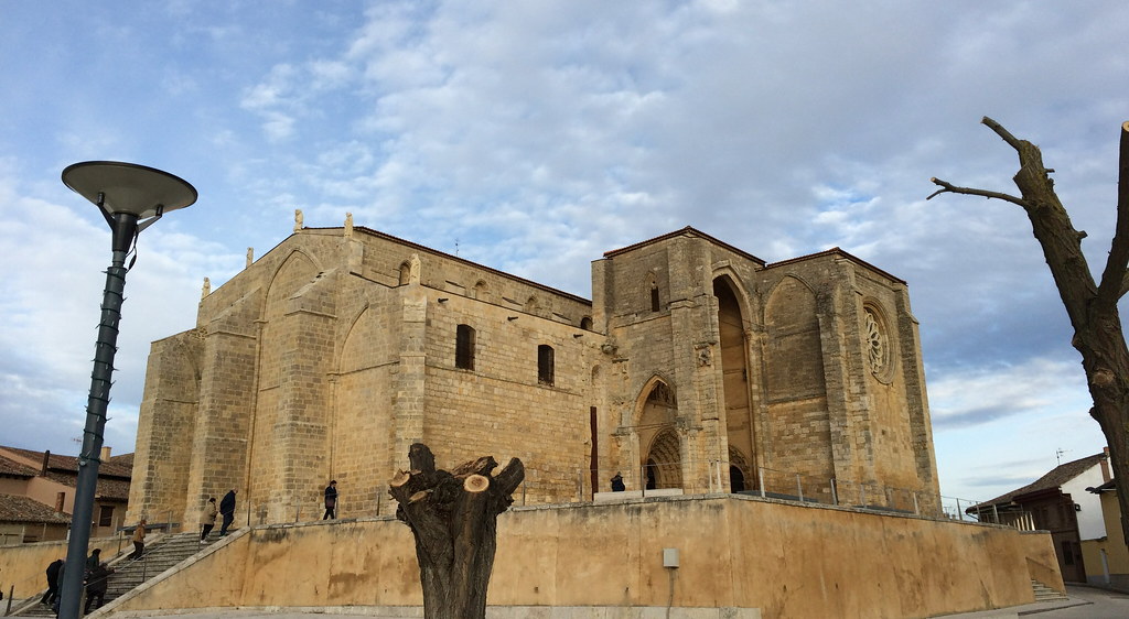 fachada Oeste y portada Sur exterior Iglesia de Santa María la Blanca Villalcázar de Sirga Palencia