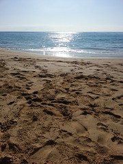 Areia, praia, mar.