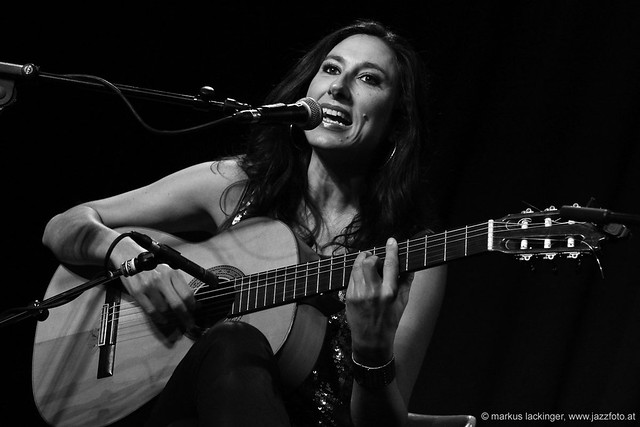 Marta Robles: guitar, vocals