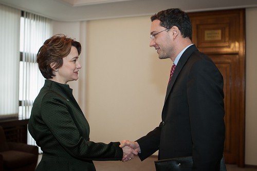 Министър Митов и Ксения Шкрилец, извънреден и пълномощен посланик на  Република Словения в София, със седалище в Унгария.