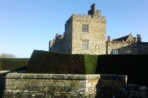 C16th wall, hedge & manor house Penshurst