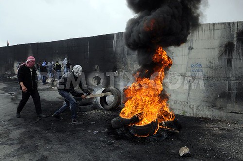 Protests in #AbuDis after bus driver found hanged in #Jerusalem http://t.co/xqhah9P0Ee … #FreePalestine http://t.co/bxlyzBz8a5 | by movement news